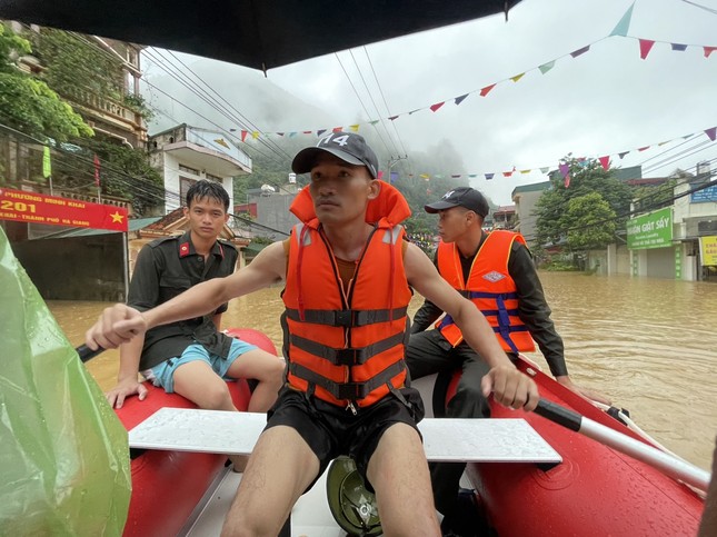 Hình ảnh đẹp của tuổi trẻ Hà Giang tham gia cứu hộ, hỗ trợ người dân khắc phục hậu quả mưa lũ ảnh 4