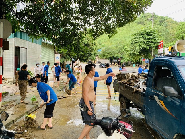 Hình ảnh đẹp của tuổi trẻ Hà Giang tham gia cứu hộ, hỗ trợ người dân khắc phục hậu quả mưa lũ ảnh 8