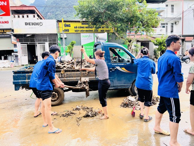 Hình ảnh đẹp của tuổi trẻ Hà Giang tham gia cứu hộ, hỗ trợ người dân khắc phục hậu quả mưa lũ ảnh 9