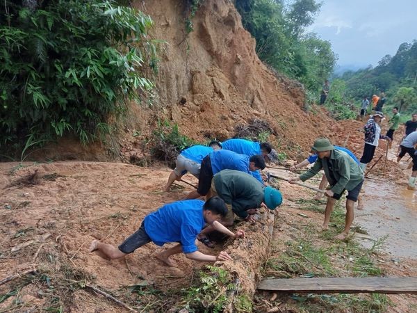 Hình ảnh đẹp của tuổi trẻ Hà Giang tham gia cứu hộ, hỗ trợ người dân khắc phục hậu quả mưa lũ ảnh 5