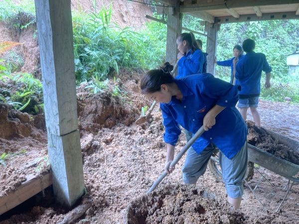 Hình ảnh đẹp của tuổi trẻ Hà Giang tham gia cứu hộ, hỗ trợ người dân khắc phục hậu quả mưa lũ ảnh 6