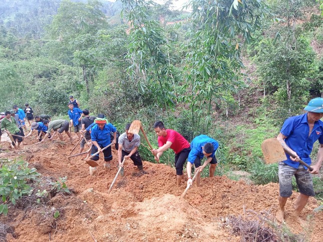 Hình ảnh đẹp của tuổi trẻ Hà Giang tham gia cứu hộ, hỗ trợ người dân khắc phục hậu quả mưa lũ ảnh 7