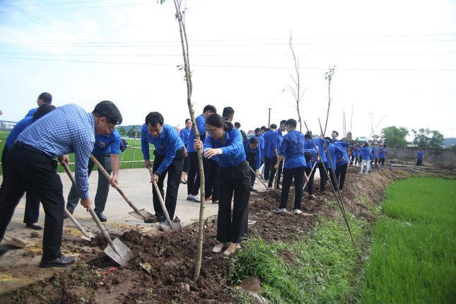 Thanh niên chung tay xây dựng cảnh quan và bảo vệ môi trường nông thôn ảnh 3