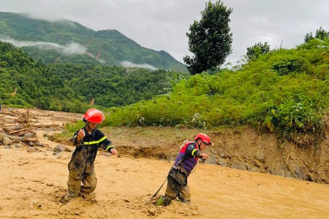 Tuổi trẻ Công an Điện Biên hỗ trợ người dân khắc phục hậu quả lũ ống, lũ quét ảnh 3