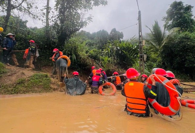 Tuổi trẻ Công an Điện Biên hỗ trợ người dân khắc phục hậu quả lũ ống, lũ quét ảnh 4