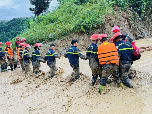 Tuổi trẻ Công an Điện Biên hỗ trợ người dân khắc phục hậu quả lũ ống, lũ quét ảnh 1