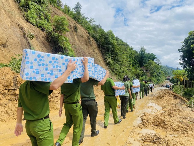 Tuổi trẻ Công an Điện Biên hỗ trợ người dân khắc phục hậu quả lũ ống, lũ quét ảnh 6