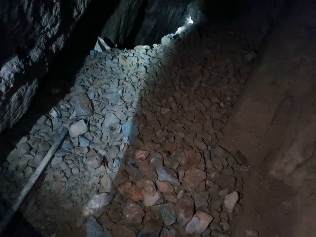 Bắt giữ nhóm người khai thác quặng vàng trái phép ở Lai Châu ảnh 2