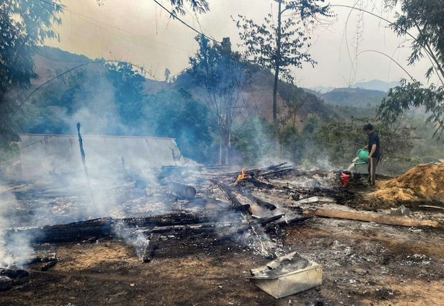 One person died while fighting a forest fire in Dien Bien photo 2