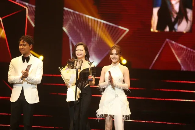 'Gia đình mình vui bất thình lình' thắng lớn, 'Cuộc đời vẫn đẹp sao' trắng tay ở VTV Awards ảnh 5