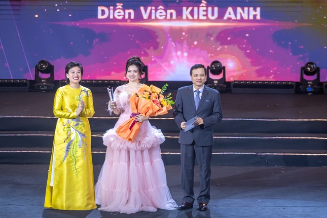 Hoàng Thùy Linh được vinh danh Ca sĩ tiêu biểu 2023 ảnh 4