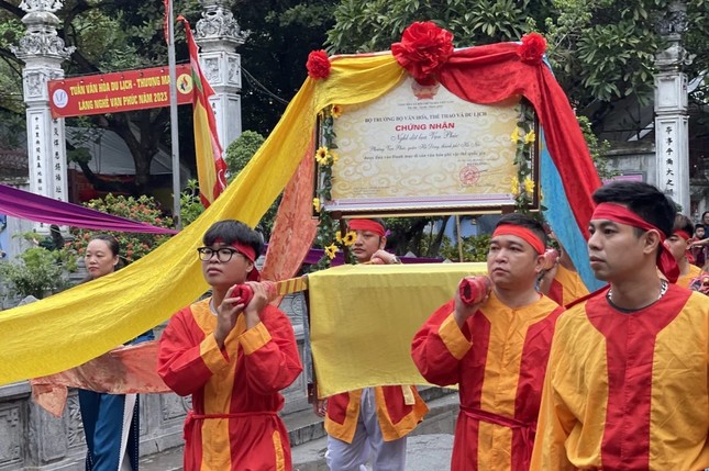 Hàng trăm người tham gia lễ rước tôn vinh tổ nghề dệt lụa Vạn Phúc ảnh 2