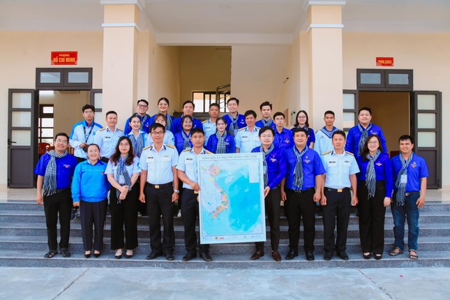 Tuổi trẻ TPHCM chào cờ 'Tôi yêu Tổ quốc tôi' tại huyện đảo Phú Quý ảnh 11