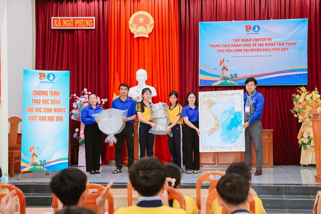 Tuổi trẻ TPHCM chào cờ 'Tôi yêu Tổ quốc tôi' tại huyện đảo Phú Quý ảnh 7
