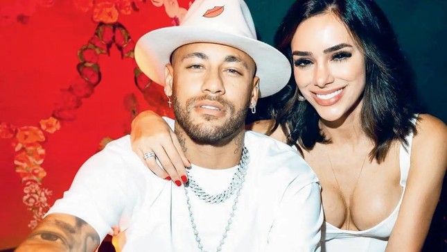 Neymar e sua namorada supermodelo foram igualados por Messi? Fotografia 1