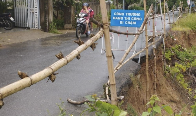 Quảng Trị: Sạt lở ăn sâu vào khu dân cư, hàng trăm hộ dân sống trong lo âu ảnh 1