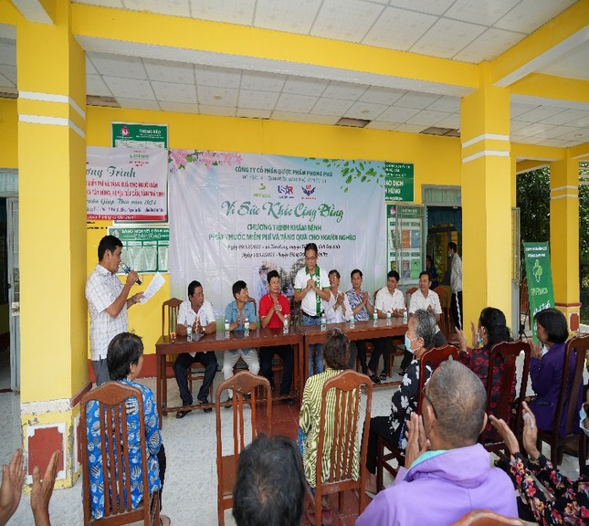 Công ty CP Dược phẩm Phong Phú tổ chức khám bệnh, phát thuốc và tặng quà cho hơn 700 người dân Trà Vinh và Bến Tre ảnh 1