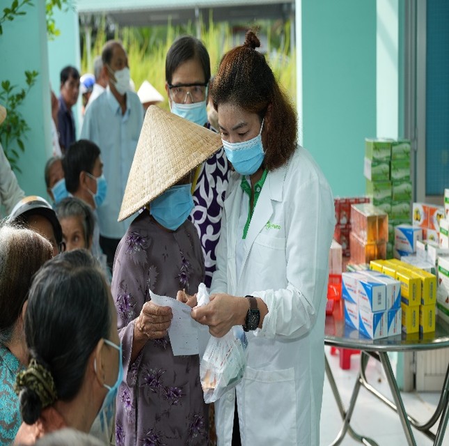 Công ty CP Dược phẩm Phong Phú tổ chức khám bệnh, phát thuốc và tặng quà cho hơn 700 người dân Trà Vinh và Bến Tre ảnh 2