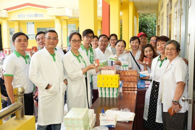 Công ty CP Dược phẩm Phong Phú tổ chức khám bệnh, phát thuốc và tặng quà cho hơn 700 người dân Trà Vinh và Bến Tre ảnh 3