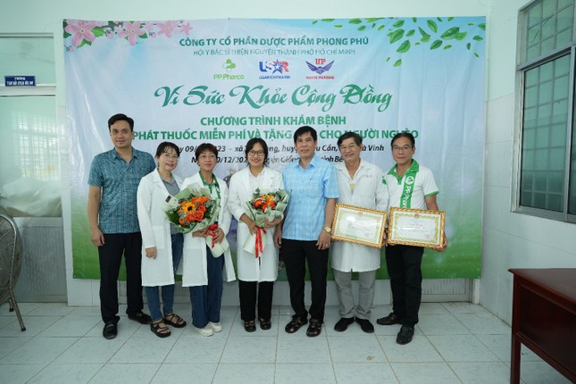 Công ty CP Dược phẩm Phong Phú tổ chức khám bệnh, phát thuốc và tặng quà cho hơn 700 người dân Trà Vinh và Bến Tre ảnh 4