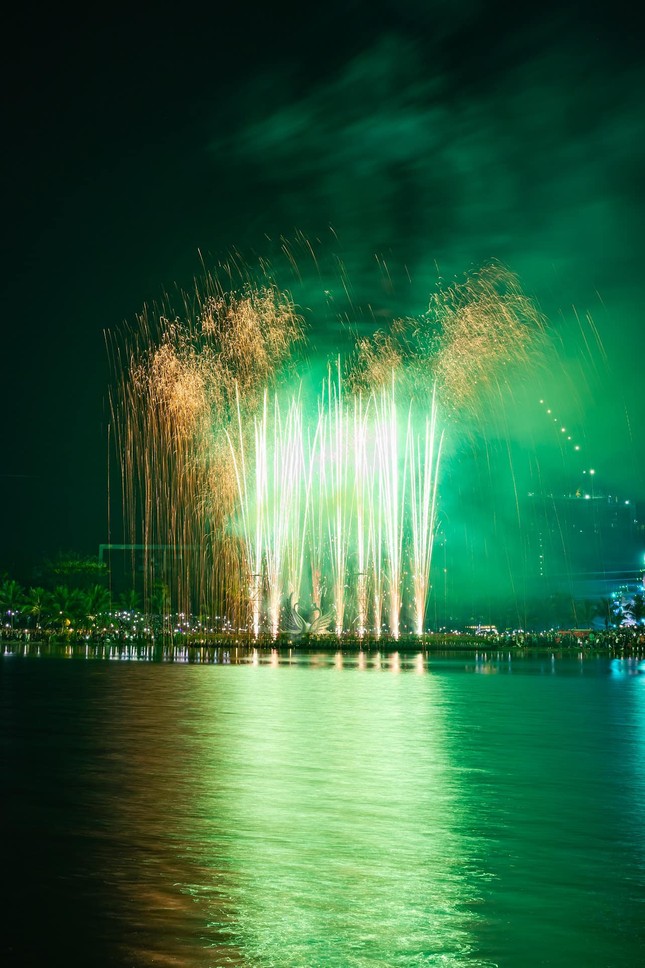 Hơn 40 nghìn cư dân và du khách “cháy” hết mình trong đại nhạc hội Ecopark Countdown 2024 ảnh 10