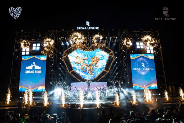 60.000 nghìn người bùng nổ cảm xúc cùng countdown 2024 tại Regal Legend ảnh 3