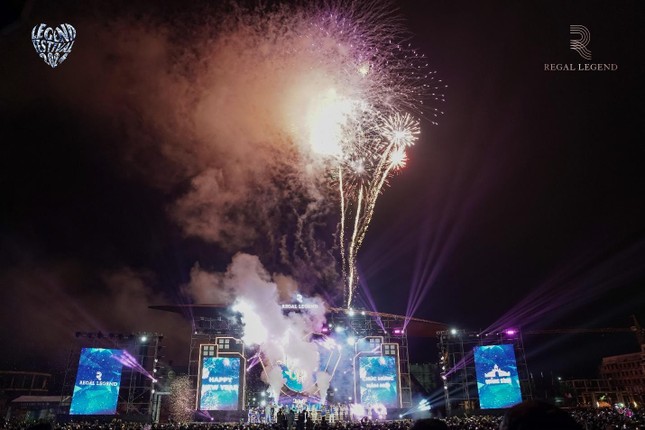 60.000 nghìn người bùng nổ cảm xúc cùng countdown 2024 tại Regal Legend ảnh 11