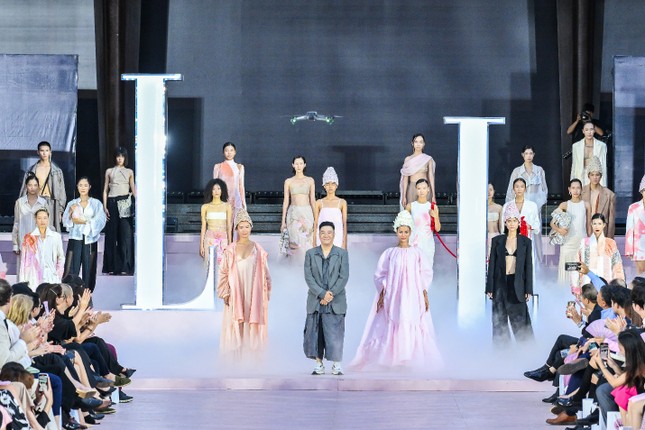 Dulux nhuộm hồng không gian trình diễn của ELLE Fashion Show 2023 bằng Màu của Năm - Hồng Khói Ấm ảnh 2