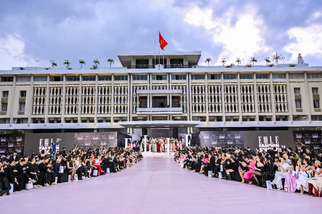 Dulux nhuộm hồng không gian trình diễn của ELLE Fashion Show 2023 bằng Màu của Năm - Hồng Khói Ấm ảnh 3