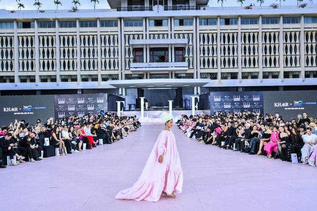 Dulux nhuộm hồng không gian trình diễn của ELLE Fashion Show 2023 bằng Màu của Năm - Hồng Khói Ấm ảnh 4