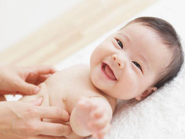 5 cách đơn giản xử lý tình trạng da khô bong tróc ở trẻ nhỏ, mẹ nào cũng có thể thực hiện tại nhà! ảnh 2