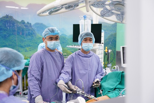 Phẫu thuật nội soi bóc tách thành công nang tuyến thượng thận lớn ảnh 2