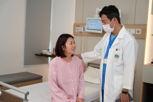 Phẫu thuật nội soi bóc tách thành công nang tuyến thượng thận lớn ảnh 3