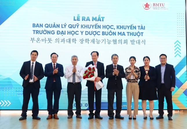 Trường ĐH Y Dược Buôn Ma Thuột ra mắt Ban quản lý quỹ khuyến học, khuyến tài ảnh 1