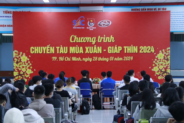 Lifebuoy đồng hành cùng sinh viên khó khăn về quê đón Tết Giáp Thìn 2024 ảnh 1