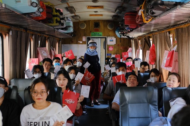 Lifebuoy đồng hành cùng sinh viên khó khăn về quê đón Tết Giáp Thìn 2024 ảnh 3