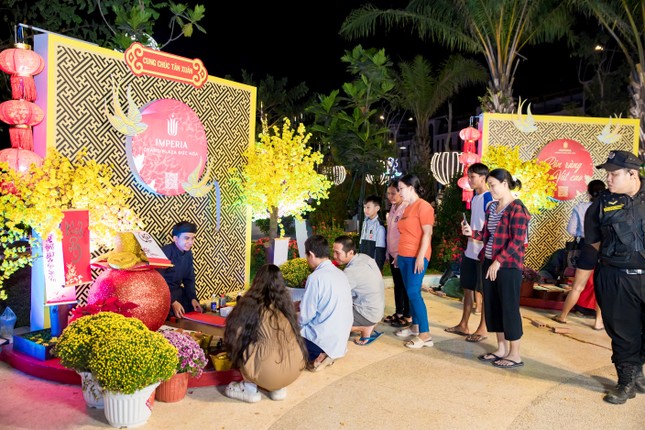 Người dân Đức Hòa tưng bừng đón Tết trên Đại lộ phố trung tâm ảnh 3