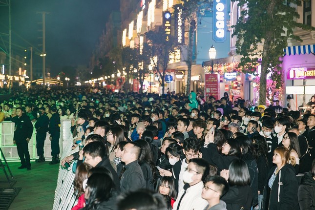 Hàng vạn du khách 'cháy hết mình' trong siêu lễ hội âm nhạc đón năm mới tại Grand World ảnh 2