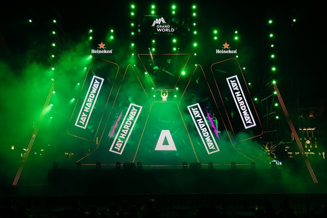 Hàng vạn du khách 'cháy hết mình' trong siêu lễ hội âm nhạc đón năm mới tại Grand World ảnh 7