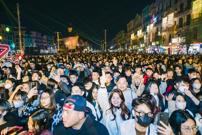 Hàng vạn du khách 'cháy hết mình' trong siêu lễ hội âm nhạc đón năm mới tại Grand World ảnh 8