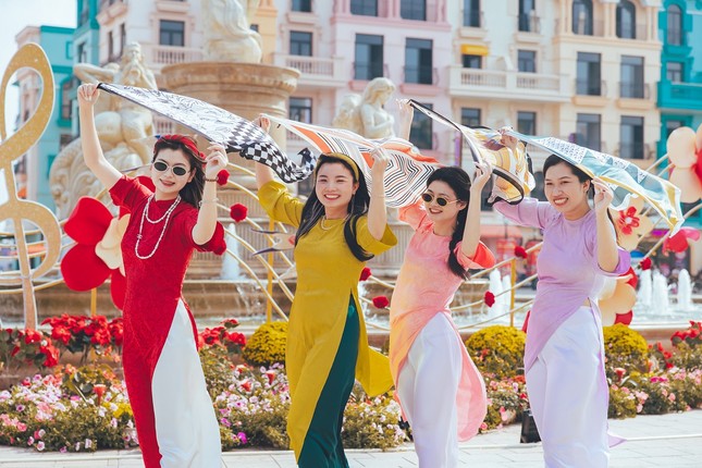 Gần nửa triệu lượt khách 'cập bến' Grand World trong kỳ nghỉ Tết Nguyên đán 2024 ảnh 2