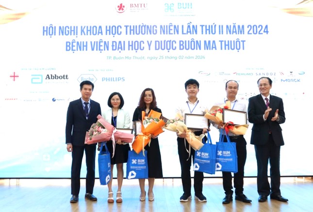 Nhiều chuyên gia y tế tham dự hội nghị khoa học thường niên ảnh 3
