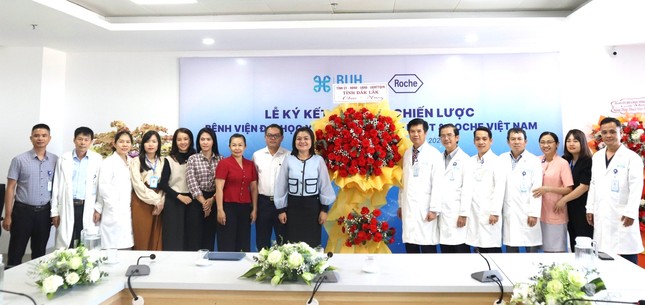 Lãnh đạo tỉnh thăm, chúc mừng Bệnh viện ĐH Y Dược Buôn Ma Thuột Ngày thầy thuốc Việt Nam ảnh 1