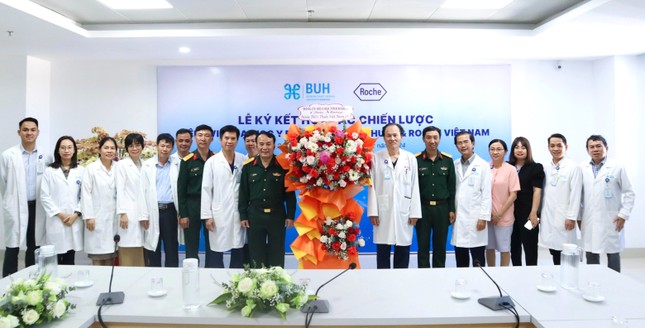 Lãnh đạo tỉnh thăm, chúc mừng Bệnh viện ĐH Y Dược Buôn Ma Thuột Ngày thầy thuốc Việt Nam ảnh 2