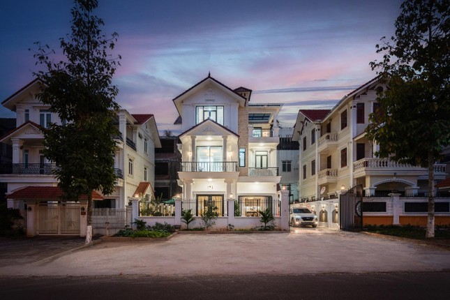 Thiết kế vừa cổ điển vừa sang trọng ấn tượng của căn biệt thự giữa phố ảnh 1