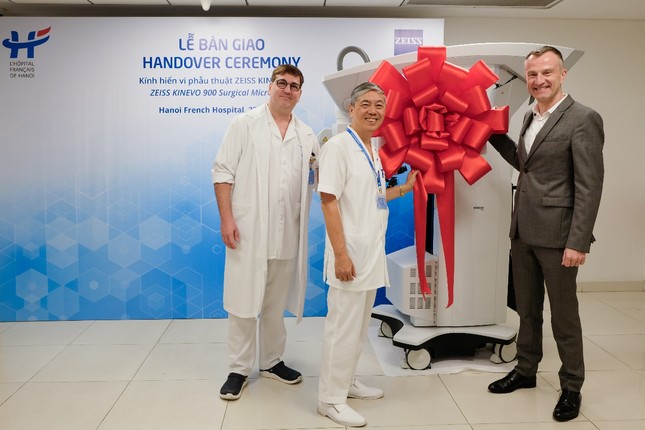 Bệnh viện Việt Pháp Hà Nội trang bị hệ thống kính vi phẫu ZEISS KINEVO 900 hiện đại ảnh 1