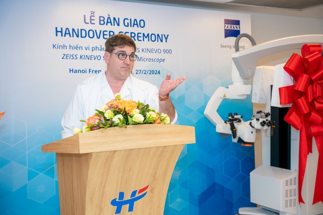 Bệnh viện Việt Pháp Hà Nội trang bị hệ thống kính vi phẫu ZEISS KINEVO 900 hiện đại ảnh 2