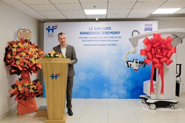 Bệnh viện Việt Pháp Hà Nội trang bị hệ thống kính vi phẫu ZEISS KINEVO 900 hiện đại ảnh 3
