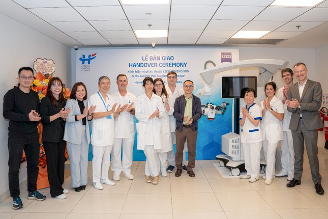 Bệnh viện Việt Pháp Hà Nội trang bị hệ thống kính vi phẫu ZEISS KINEVO 900 hiện đại ảnh 4
