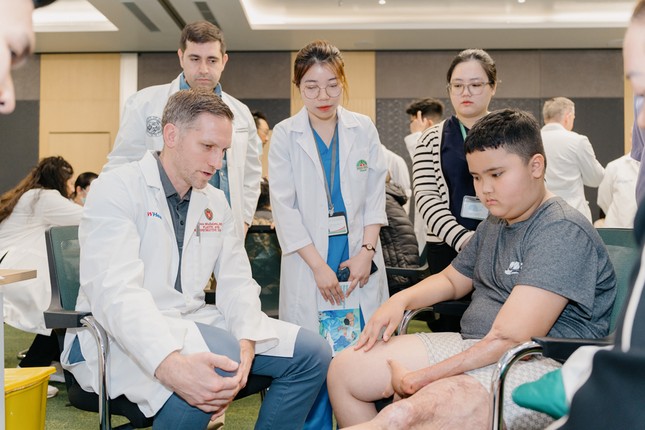 Quy tụ hơn 30 chuyên gia Mỹ khám từ thiện cho bệnh nhân nghèo tại Bệnh viện Hồng Ngọc ảnh 4